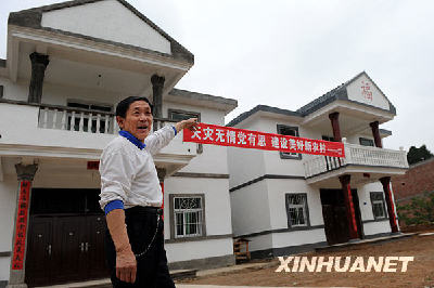 5月8日，剑阁县汉阳镇中心村村支书王成图在介绍刚建成的村民住宅。
