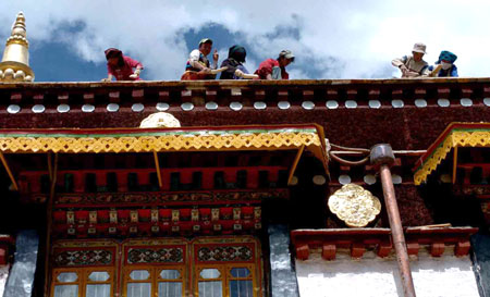 La Chine a publié jeudi un livre blanc sur la protection et le développement de la culture tibétaine, réfutant les critiques sur le prétendu "génocide culturel" au Tibet. 