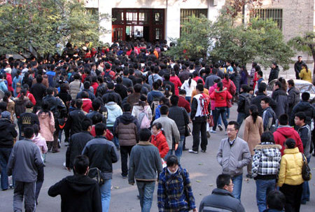 Un total de 775 000 personnes  ont participé dimanche à l&apos;épreuve écrite d&apos;un concours national  dans 38 villes chinoises afin de se qualifier pour les 13 500  postes offerts par l&apos;administration centrale.
