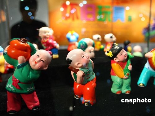 Le 30 mai, à l&apos;approche de la Fête des enfants qui aura lieu le 1er juin, la 2e édition de l&apos;exposition des jouets d&apos;enfance, évoquant la nostalgie du passé, s&apos;est ouverte dans le marché d&apos;antiquités de Panjiayuan à Beijing.