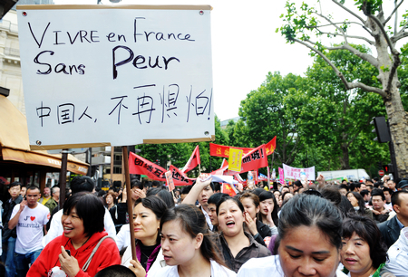 巴黎万名华人大游行：反暴力、要安全！
