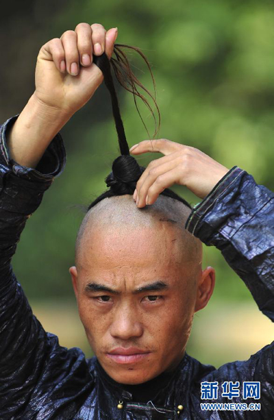 Les hommes portent un chignon à partir de 18 ans. 