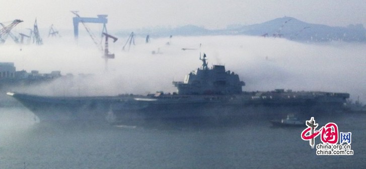 Le 30 avril 2012, le porte-avions retourne dans le port de Dalian après son 5e essai en mer. Le 30 avril 2012, le porte-avions retourne dans le port de Dalian après son 5e essai en mer.