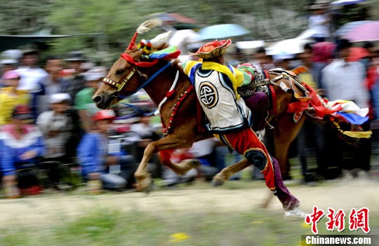 Le 7 août, des villageois du district de Duilong à Lhassa, capitale de la région autonome du Tibet, participent à une compétition d'équitation pour célébrer le festival Ongkor.