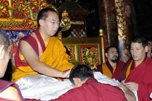 Le panchen-lama visite le temple de Jokhang