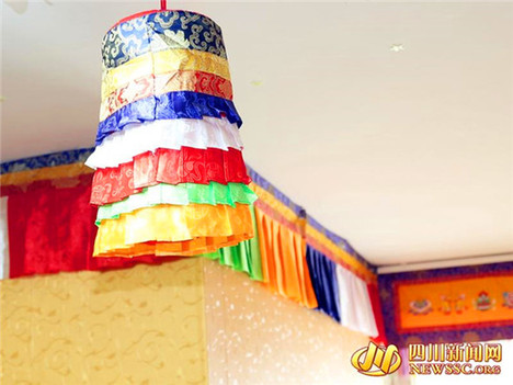 6 étudiants d’un institut de Chengdu décorent leur chambre de style tibétain