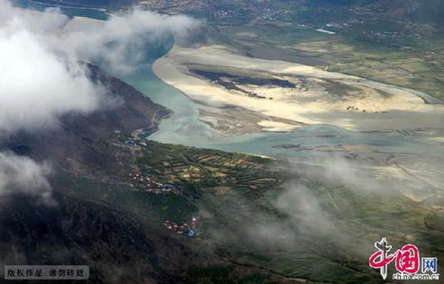 Le fleuve Yarlung Zangbo vu du ciel