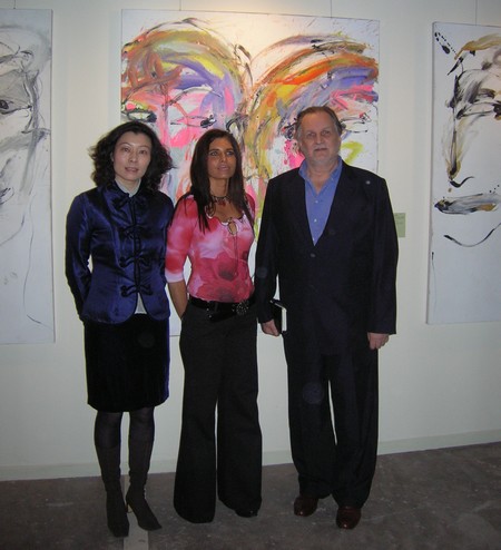 Francesca Brenda Mitterrand, accompagnée de son mari Jean-Christophe et de la conservatrice de la galerie d&apos;art Jingdian, Mme Lydia Sun