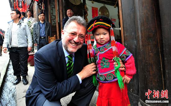 Le 19 avril, Suodan Suomoji, directeur exécutif de l'organisation mondiale du tourisme, avec une jeune fille de l'ethnie qiang. Le 19 avril, Suodan Suomoji, directeur exécutif de l'organisation mondiale du tourisme, avec une jeune fille de l'ethnie qiang.